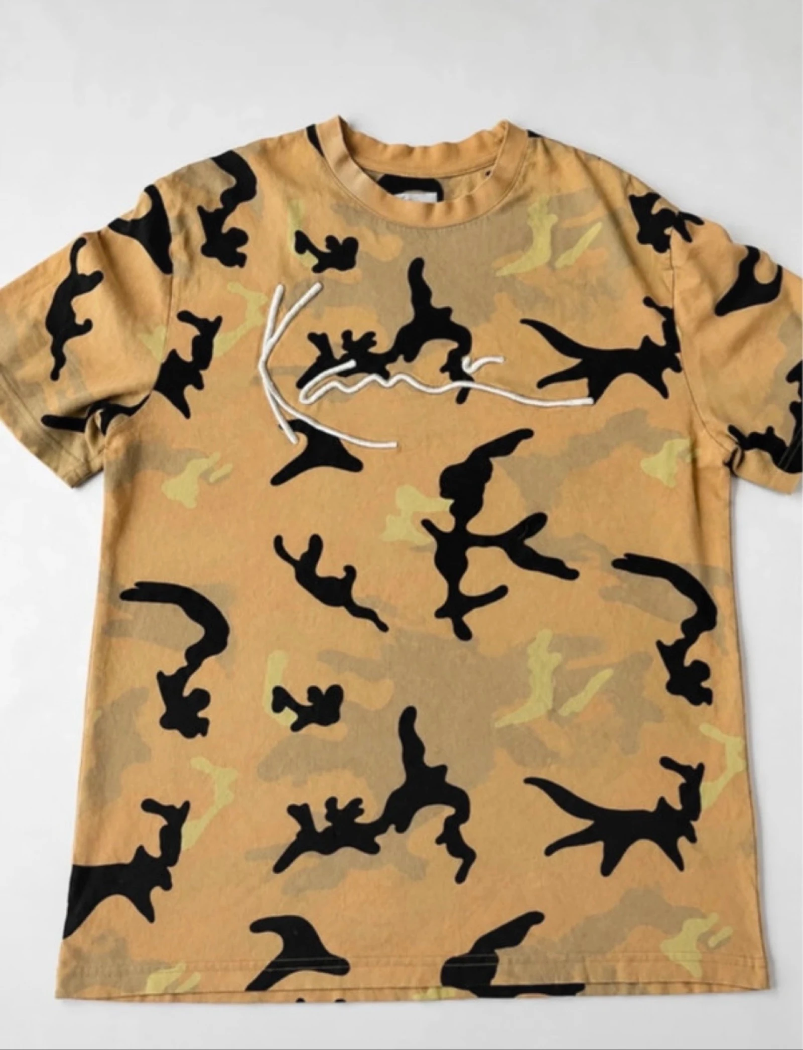 Camiseta Karl Kani Camuflaje Beige Logo Bordado | Talla M